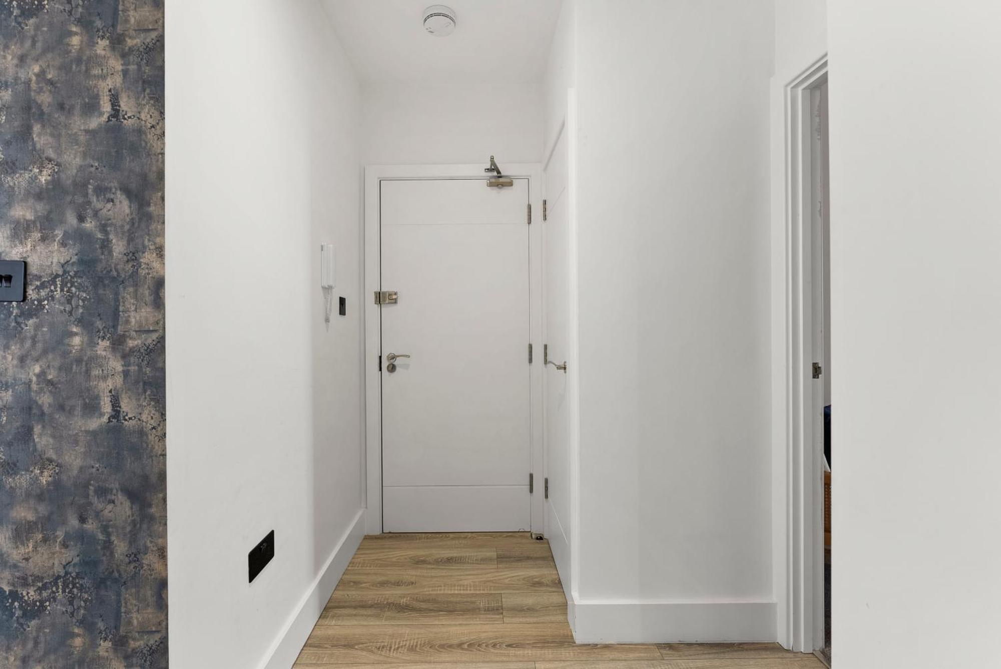 Comfortable 2-bedroom In Apartment *